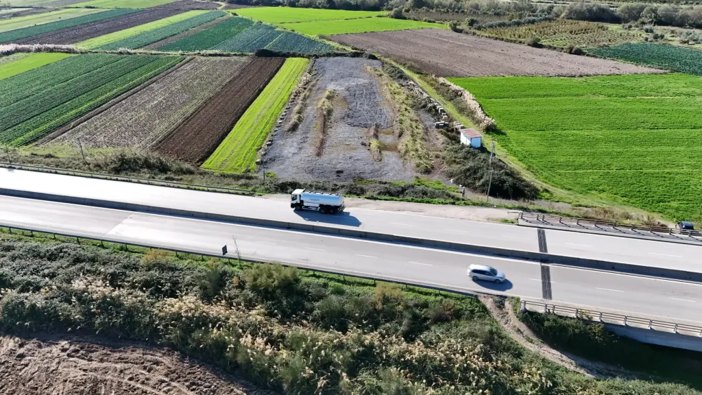 Terreno in vendita vicino all'autostrada Lushnje–Fier