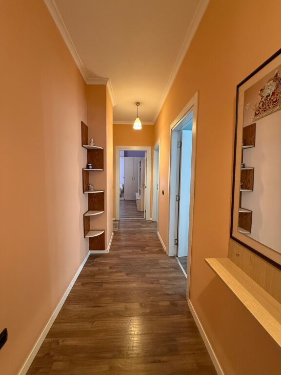 🏠JEPET ME QIRA Apartament 3+1+2+Depo+Ballkon 📍Qender, Rruga e Kavajes  🏢Kati i 2, pallat i ri me 2 ashensore 🛋Hyrja eshte e mobiluar 💶 Çmimi: 1800€  ✨Apartamenti eshte i mobiluar ne menyre komode &amp; moderne  •Organizohet ne :  -Sallon &amp; Kuzhine -Korridor shperndares  -3 Dhoma Gjumi -2 Tualete -Ballkon  🛋️Totalisht i mobiluar,  