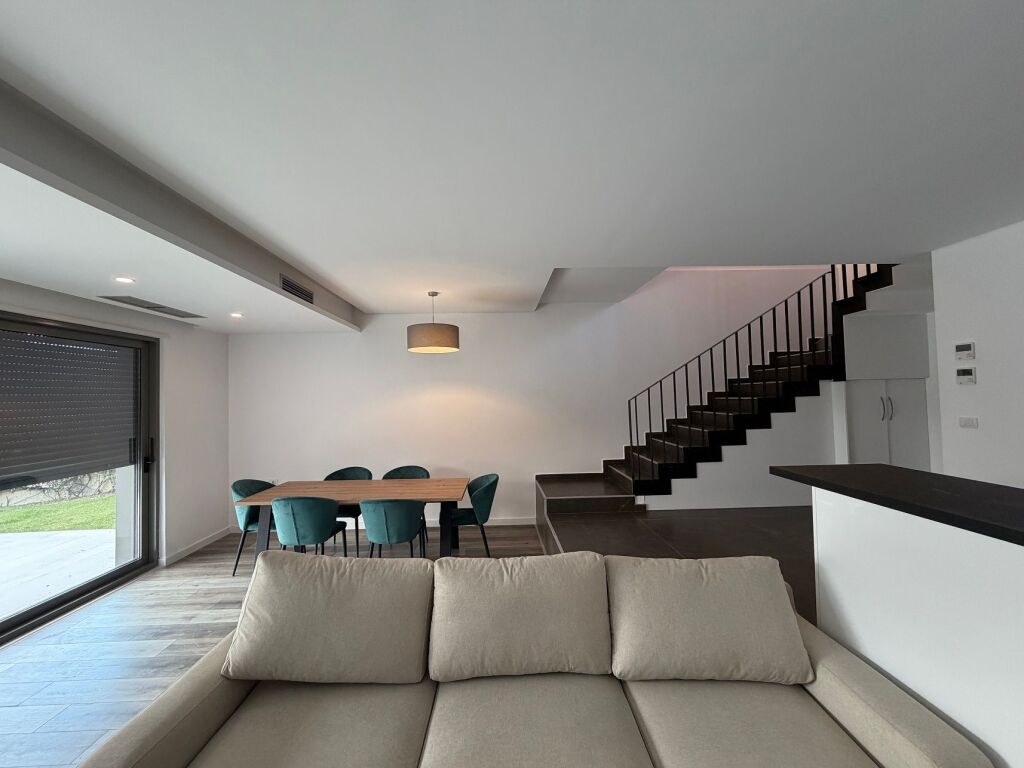 Jepet me qera vilë 3+1+oborr+garazhd në Rezidence Private në Mullet