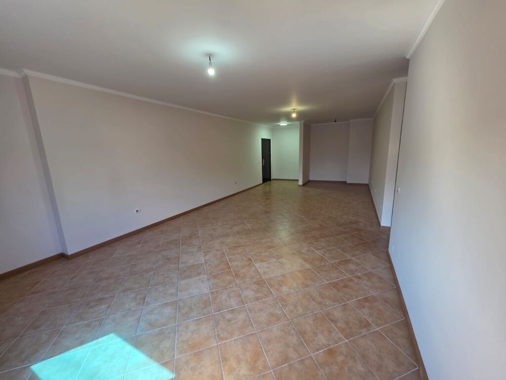 Treni Usluga Jepet Apartament 2+1 Me Qera Bosh Per Zyra Ose Klinika