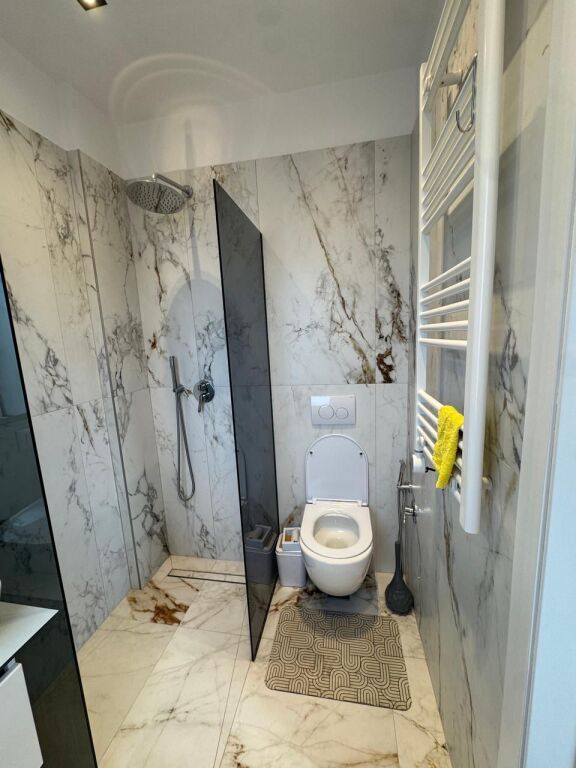 🏢Rruga e Kavajes,jepet me qera apartament 1+1 i mobiluar 65,000Leke