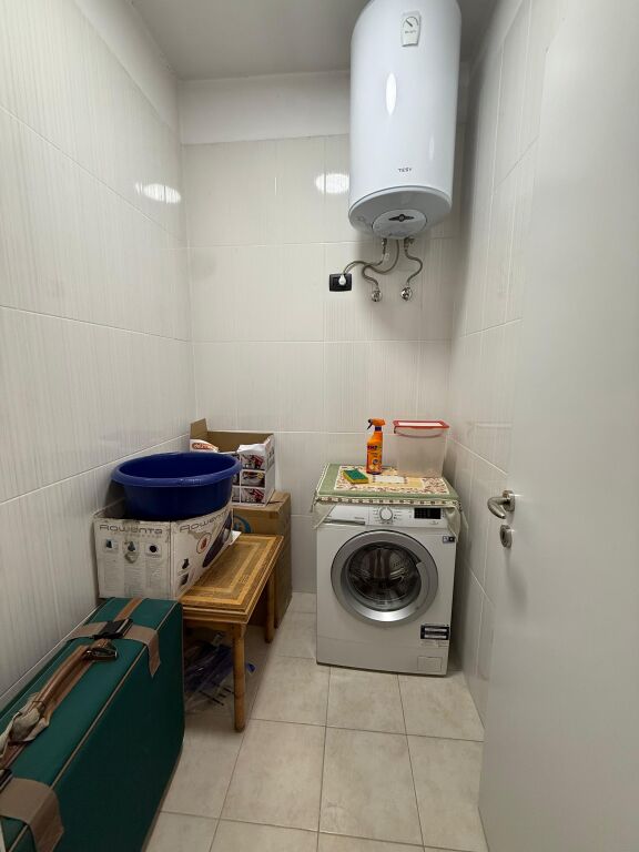 🏠JEPET ME QIRA Apartament 3+1+2+Depo+Ballkon 📍Qender, Rruga e Kavajes  🏢Kati i 2, pallat i ri me 2 ashensore 🛋Hyrja eshte e mobiluar 💶 Çmimi: 1800€  ✨Apartamenti eshte i mobiluar ne menyre komode &amp; moderne  •Organizohet ne :  -Sallon &amp; Kuzhine -Korridor shperndares  -3 Dhoma Gjumi -2 Tualete -Ballkon  🛋️Totalisht i mobiluar,  