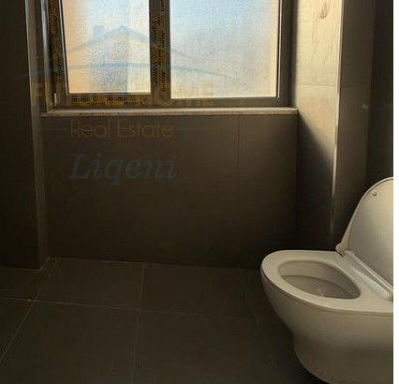 Qera, Vilë, Rezidenca Green Valley , Liqeni I Thatë, Tiranë.