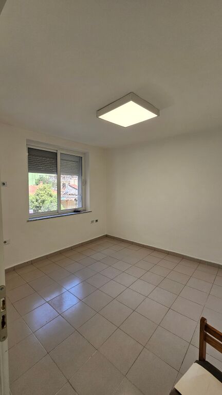 Appartamento 2+1 in Affitto – Incrocio Vasil Shanto, Tirana | 64 m² | Rinnovato