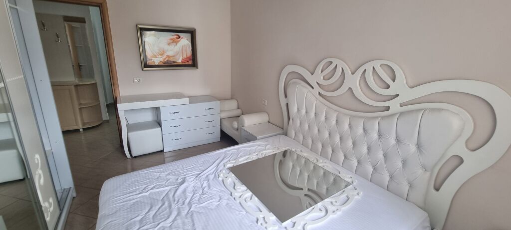 Astir, di fronte al complesso Molla, è in affitto un appartamento 2+1+2+2 con balcone arredato.