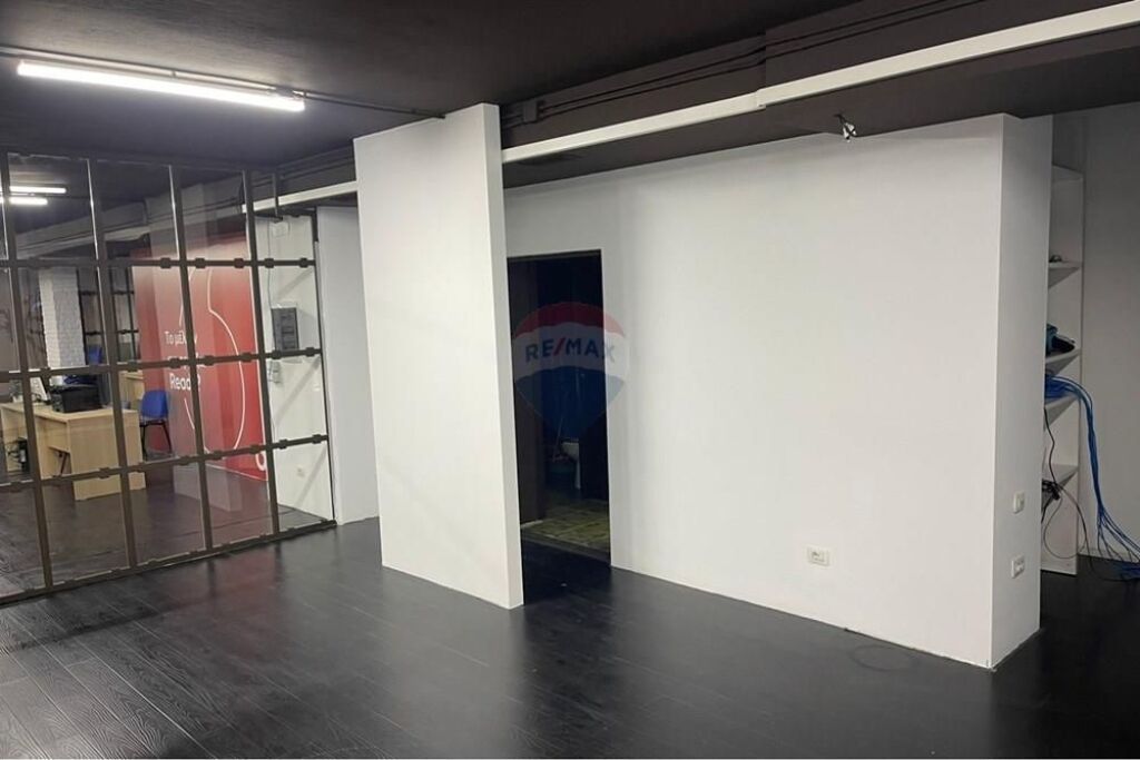 Negozio - In Affitto - Piazza Willson, Tirana