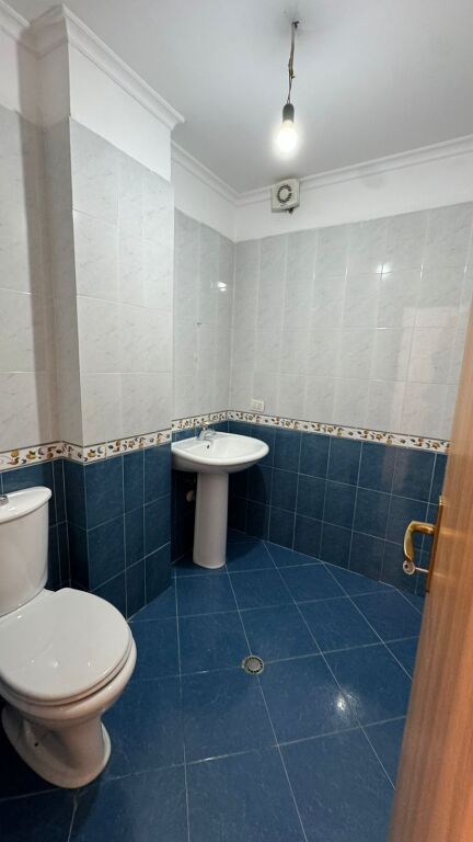 Apartament 2+1 per qira te Komuna e Parisit