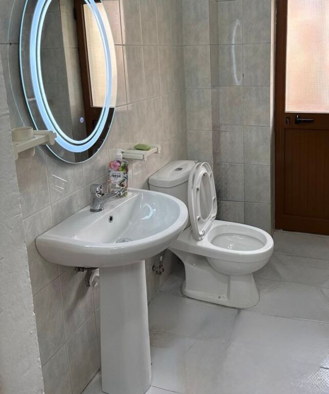 Bllok, jepet me qera apartament 1+1