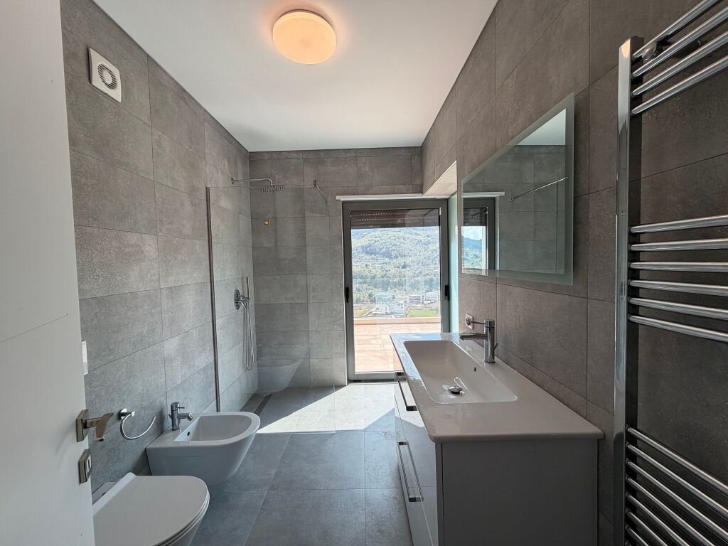 Jepet me qera vilë 3+1+oborr+garazhd në Rezidence Private në Mullet