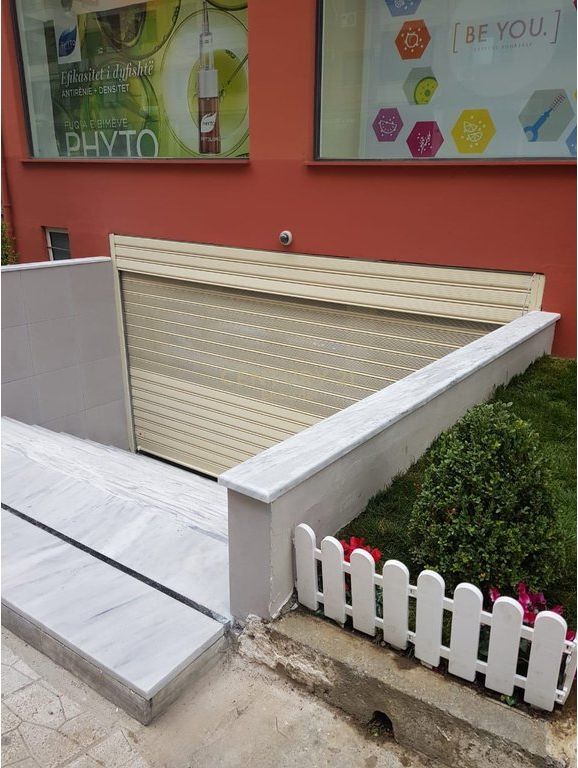 Locale Commerciale in Vendita vicino a Komuna e Parisit