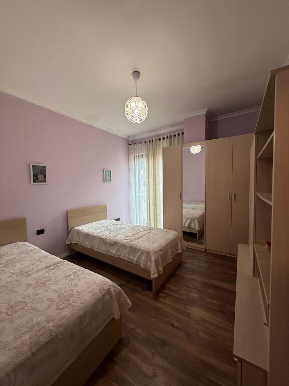 🏠JEPET ME QIRA Apartament 3+1+2+Depo+Ballkon 📍Qender, Rruga e Kavajes  🏢Kati i 2, pallat i ri me 2 ashensore 🛋Hyrja eshte e mobiluar 💶 Çmimi: 1800€  ✨Apartamenti eshte i mobiluar ne menyre komode &amp; moderne  •Organizohet ne :  -Sallon &amp; Kuzhine -Korridor shperndares  -3 Dhoma Gjumi -2 Tualete -Ballkon  🛋️Totalisht i mobiluar,  