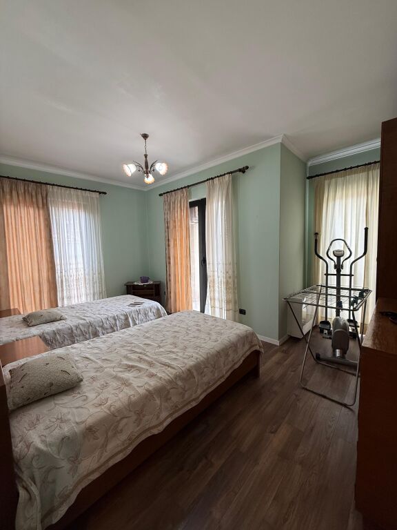 🏠JEPET ME QIRA Apartament 3+1+2+Depo+Ballkon 📍Qender, Rruga e Kavajes  🏢Kati i 2, pallat i ri me 2 ashensore 🛋Hyrja eshte e mobiluar 💶 Çmimi: 1800€  ✨Apartamenti eshte i mobiluar ne menyre komode &amp; moderne  •Organizohet ne :  -Sallon &amp; Kuzhine -Korridor shperndares  -3 Dhoma Gjumi -2 Tualete -Ballkon  🛋️Totalisht i mobiluar,  