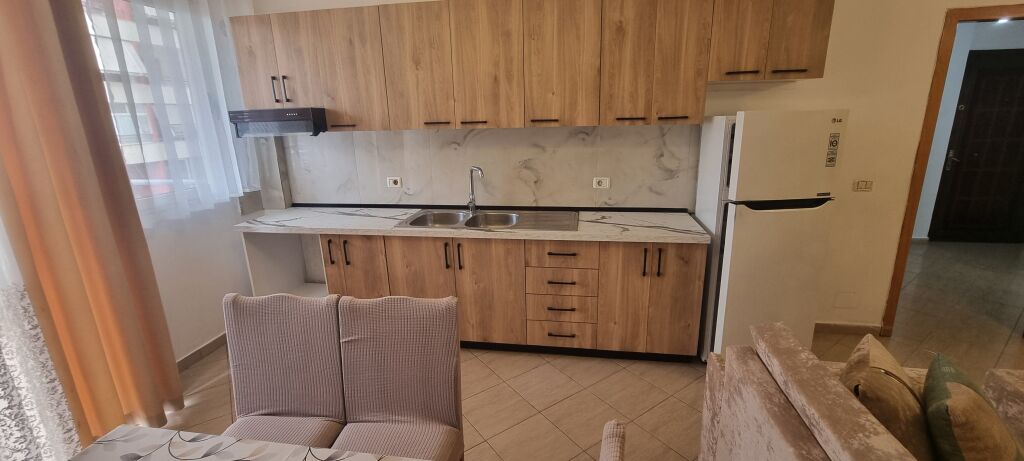 Astir, di fronte al complesso Molla, è in affitto un appartamento 2+1+2+2 con balcone arredato.