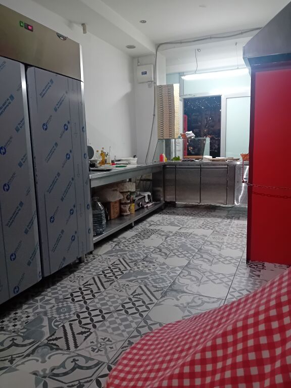 Shitet biznesi fast food piceri. Ambienti 2 mij euro qera mujore.