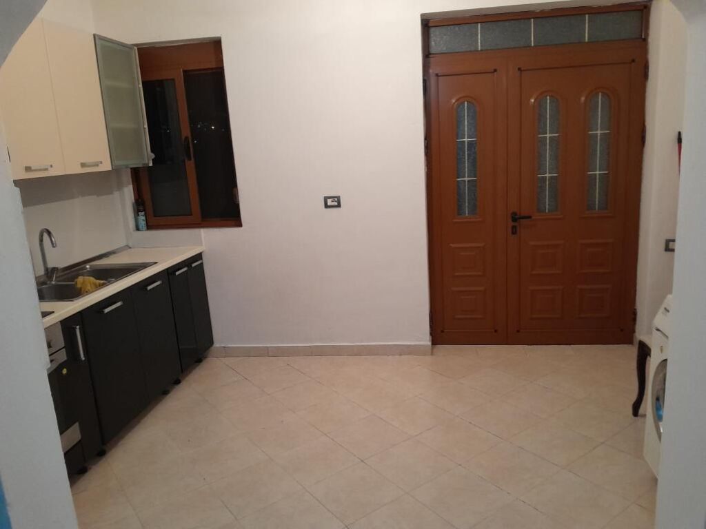 🏠 Appartamento 1+1 in Affitto sopra il Campo Ali Demi, Tirana