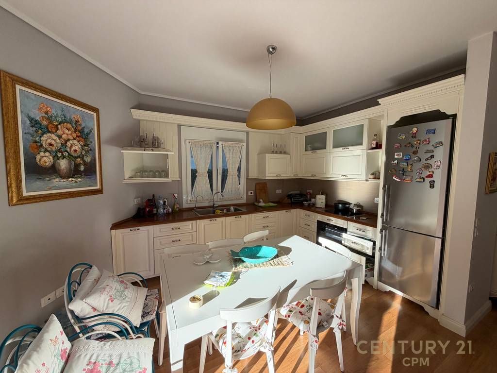 Apartament 2+1 me oborr për shitje në Gjirin e Lalezit!