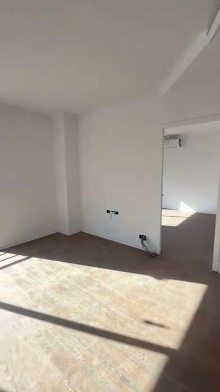 Shitet apartament 2+1 tek Komuna e Parisit