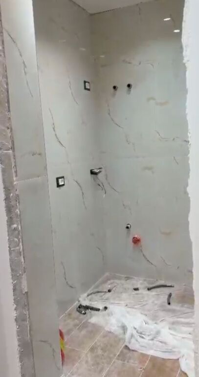 Shiten 2 apartamente 1+1 buze rruge  prane hotel Mondialit