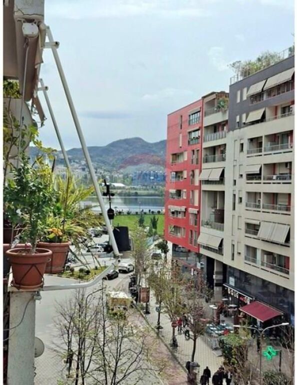 Jepet me Qira Apartament 2+1 pranë NOBIS