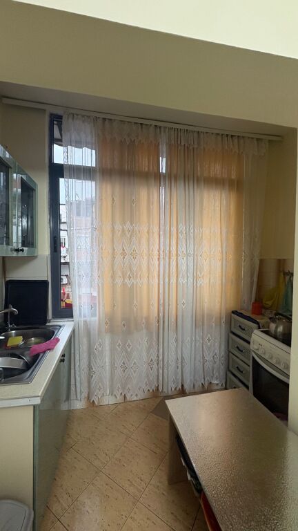 shitet apartament 1+1 i mobiluar tek Rruga Myslym Shyri