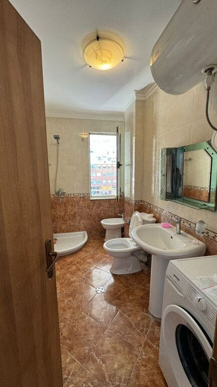 Apartament 2+1 per qira te Komuna e Parisit