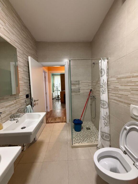 🏠JEPET ME QIRA Apartament 3+1+2+Depo+Ballkon 📍Qender, Rruga e Kavajes  🏢Kati i 2, pallat i ri me 2 ashensore 🛋Hyrja eshte e mobiluar 💶 Çmimi: 1800€  ✨Apartamenti eshte i mobiluar ne menyre komode &amp; moderne  •Organizohet ne :  -Sallon &amp; Kuzhine -Korridor shperndares  -3 Dhoma Gjumi -2 Tualete -Ballkon  🛋️Totalisht i mobiluar,  