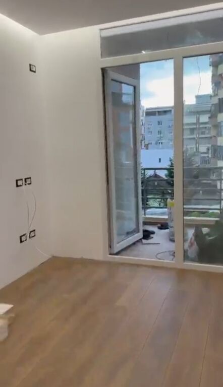 Shiten 2 apartamente 1+1 buze rruge  prane hotel Mondialit