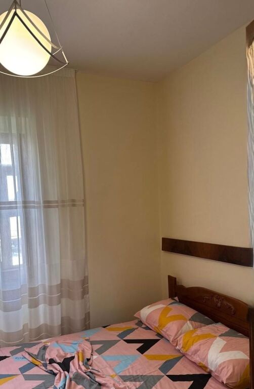 Bllok, jepet me qera apartament 1+1