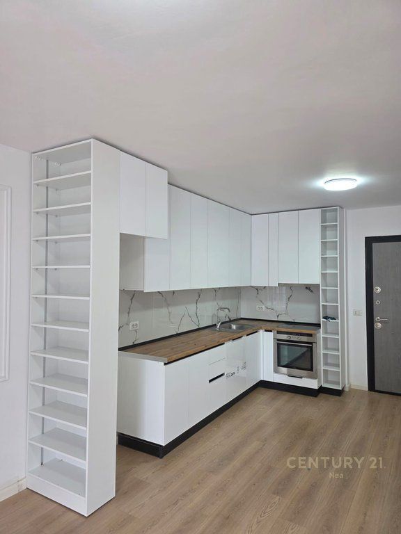Apartament 2+1+ post parkimi me qira ne Kombinat.