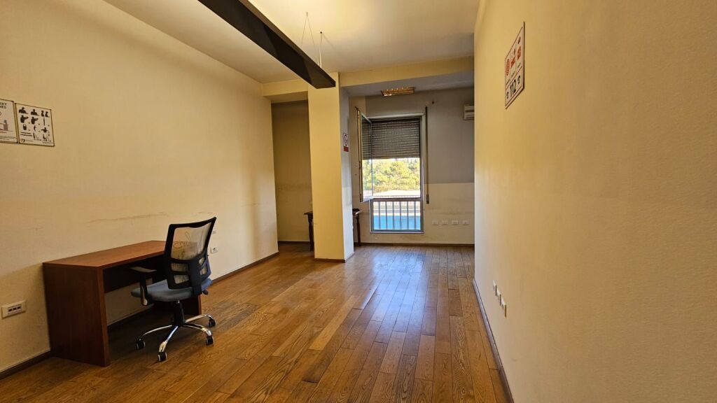 Ufficio di 145m2 in affitto a Bllok/Garda