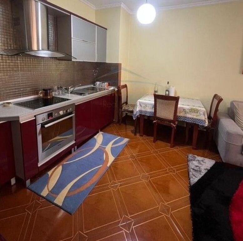 Shitet, Apartament 2+1, Komuna e Parisit, Tirane