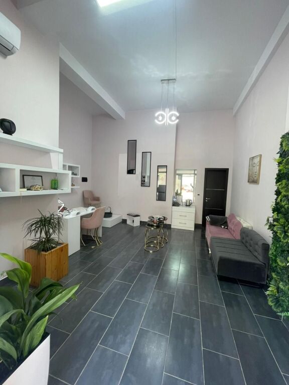 🏬 NEGOZIO IN VENDITA – ASTIR