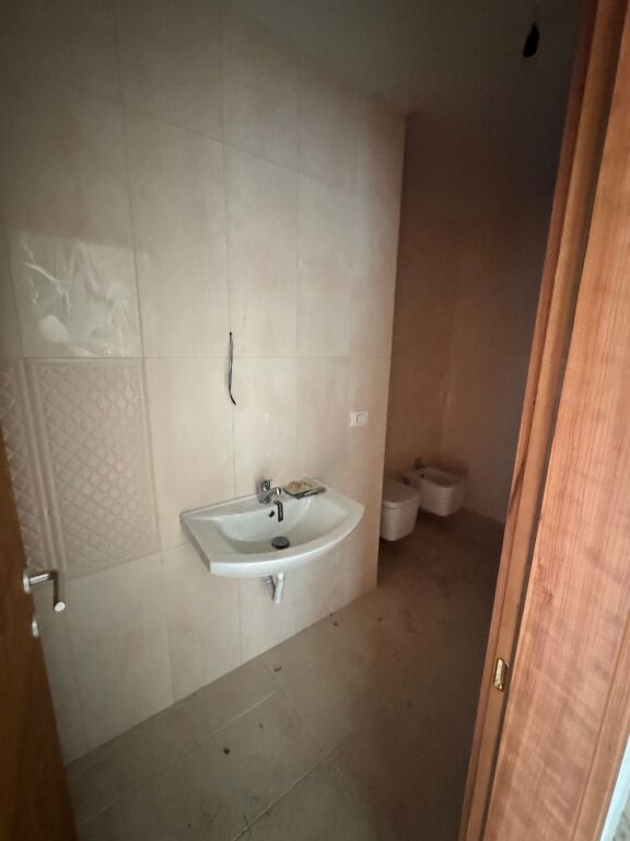 Jepet me qera zyra 4+1+2, prane Ish Bllokut