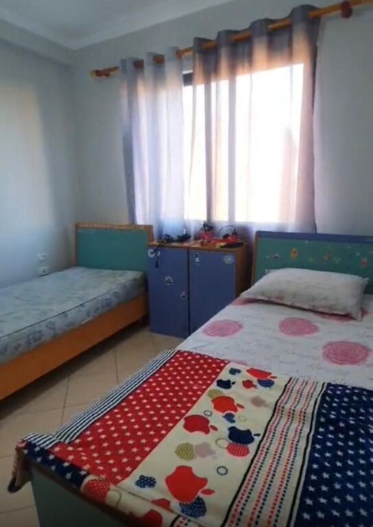 Avviso di separazione affitto-ragazza