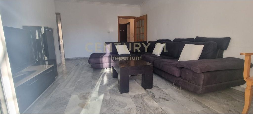 Appartamento 2+1 con cucina separata e 2 balconi in AFFITTO – Laprakë, Tirana