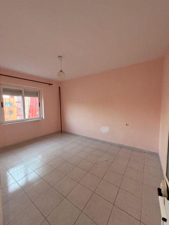 SHITET 2+1 ME BALLKON SPITALI DURRES