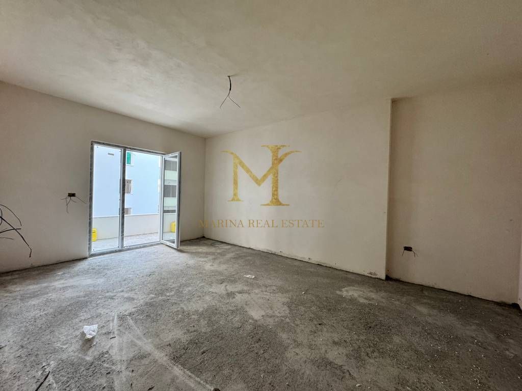 Shitet apartament 1+1, ne Golem. Pallati i ri
