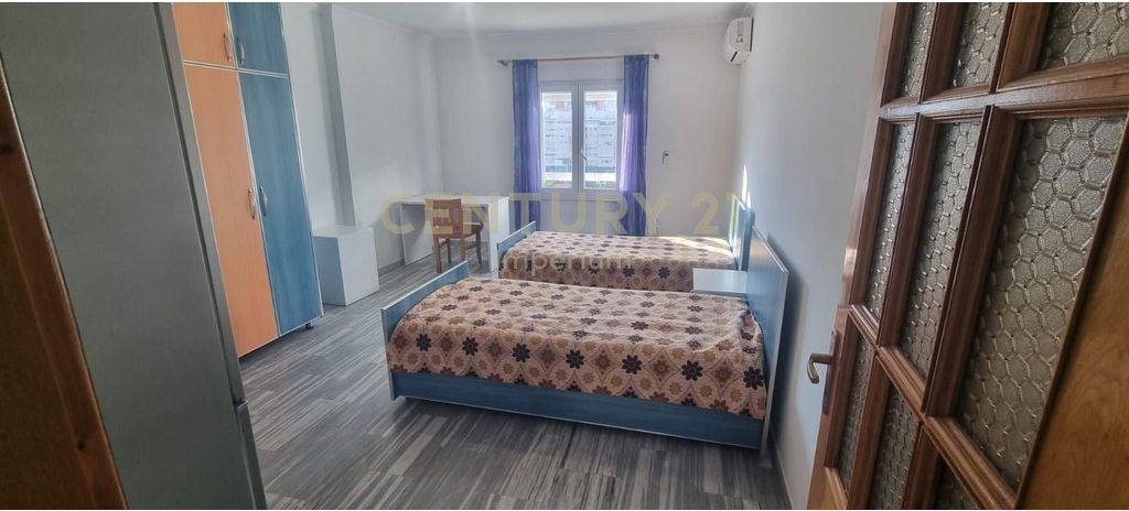Appartamento 2+1 con cucina separata e 2 balconi in AFFITTO – Laprakë, Tirana