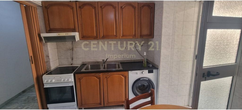Appartamento 2+1 con cucina separata e 2 balconi in AFFITTO – Laprakë, Tirana