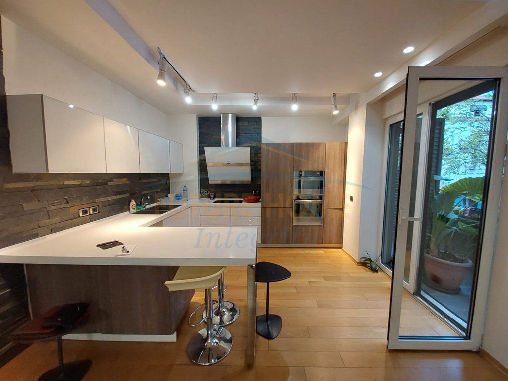 Qera, Apartament për Zyra, Blloku, Tiranë.