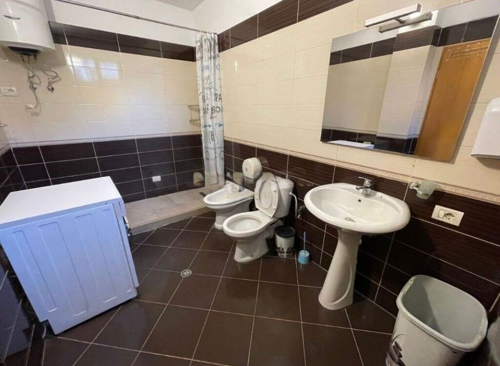 Shkolla e kuqe - Jepet 2+1 + 2 Parkime Kati 1 I Nje Vile