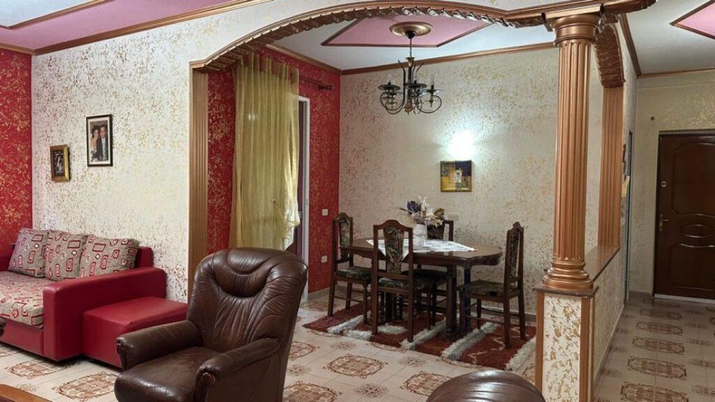 🏢Ne zonen e Vasil Shantos jepet me qera apartament 2+1+2,i mobiluar 70,000Leke