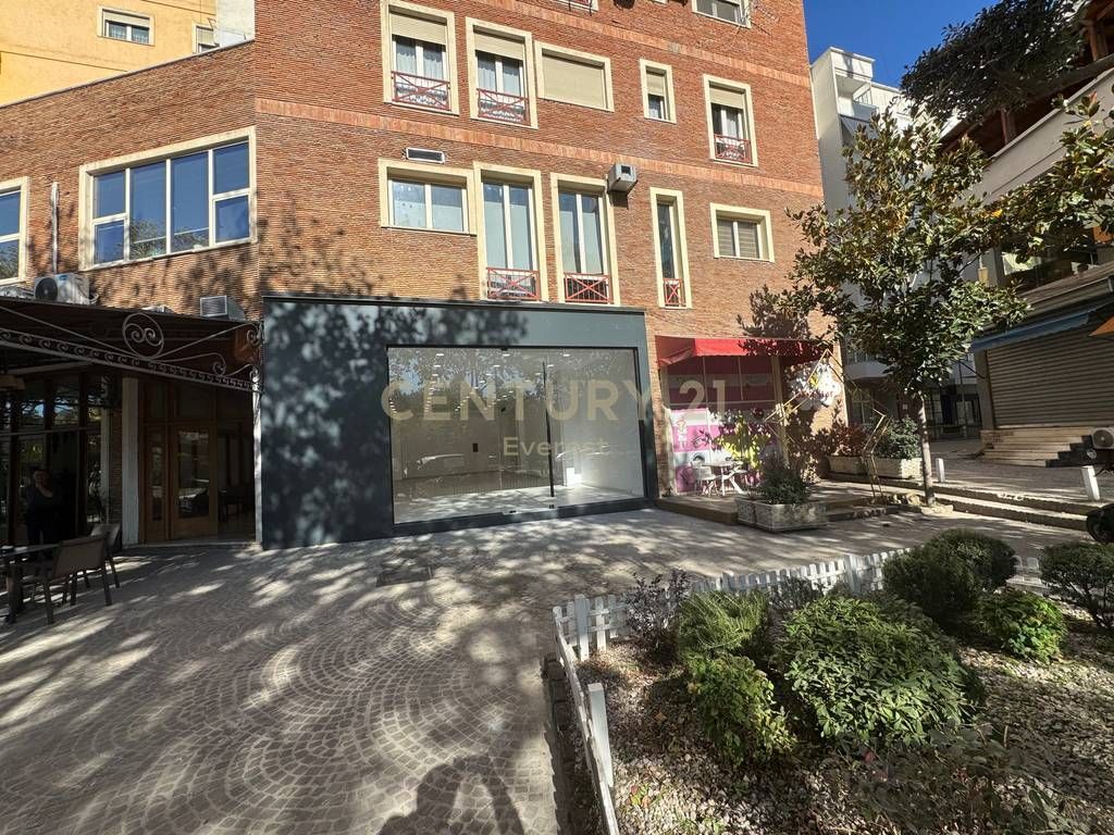 PRANE DELIORGJIT, SHESIM AMBIENT KOMERCIAL