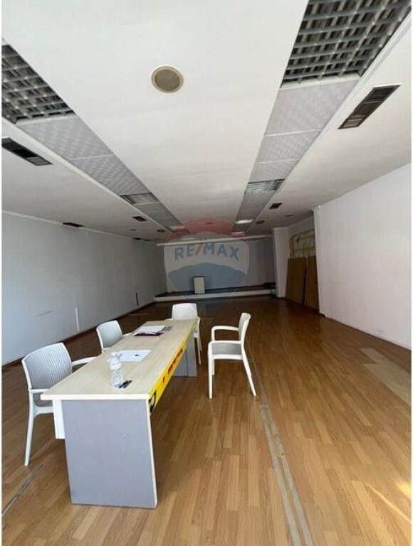 AMBIENTE PER AFFARI IN CENTRO!