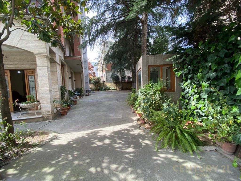 ESCLUSIVO! Si affitta un edificio commerciale di 5 piani presso l'ex ultima stazione, Nuova Tirana.