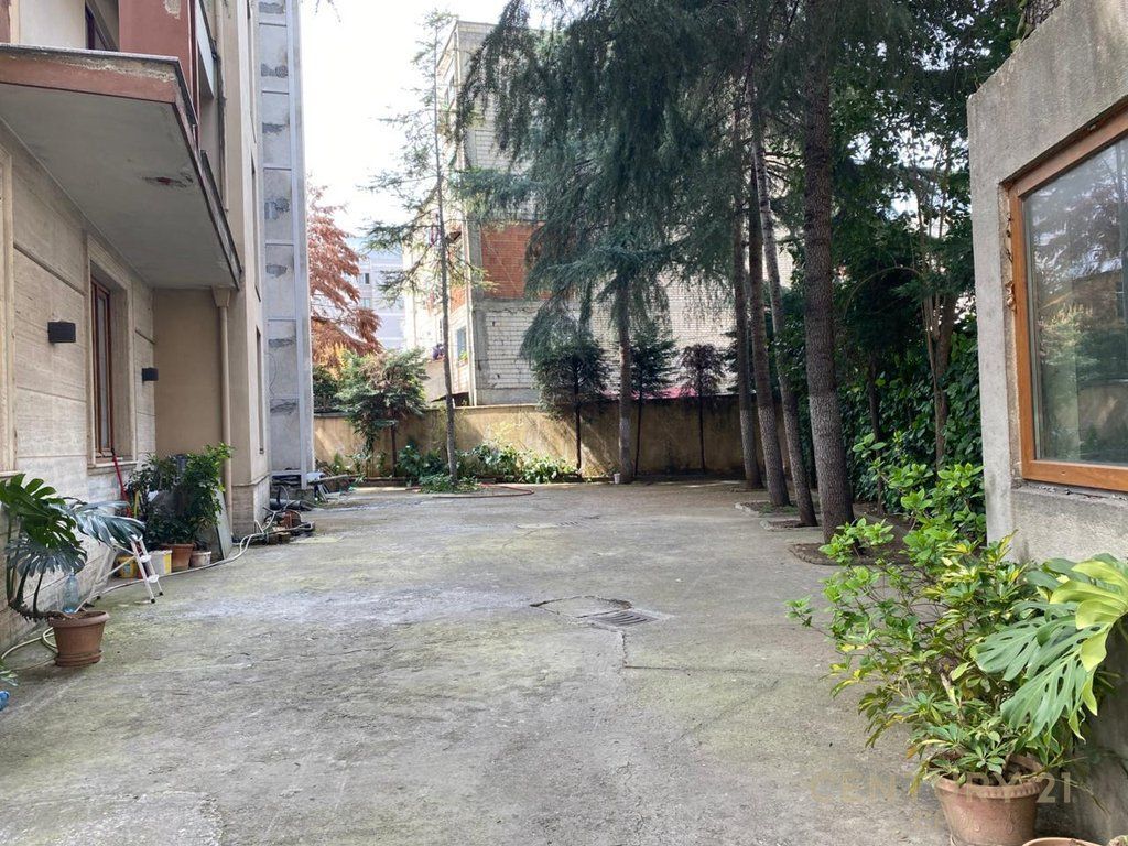 ESCLUSIVO! Si affitta un edificio commerciale di 5 piani presso l'ex ultima stazione, Nuova Tirana.