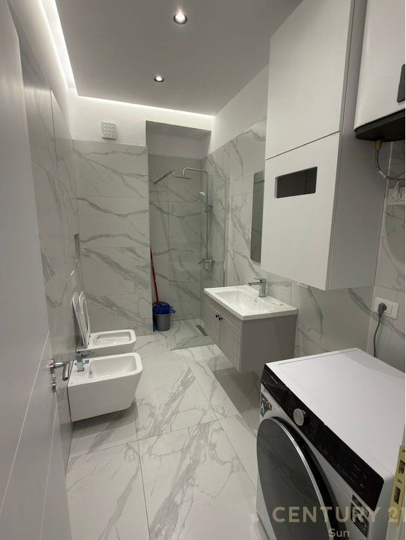 partament 2+1 Me Qira në Komunën e Parisit, Tiranë