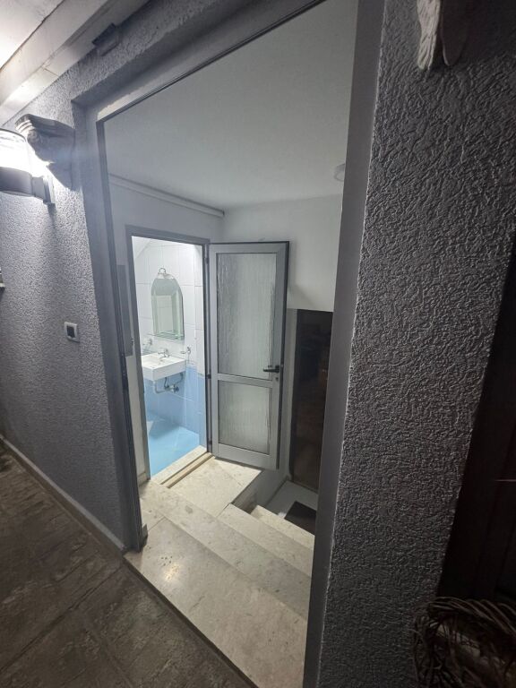 VILË 2 KATËSHE PËR QERA - RR. RIZA CEROVA