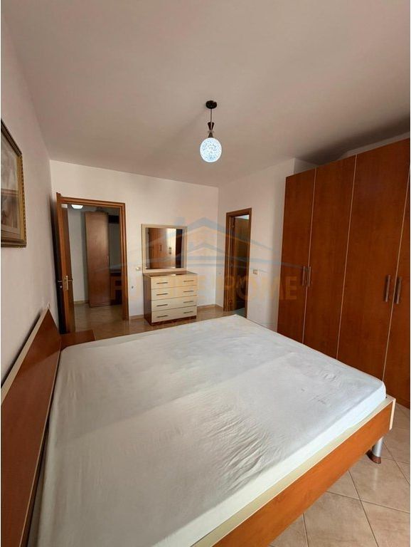 Shitet Apartament 2+1, Fresk