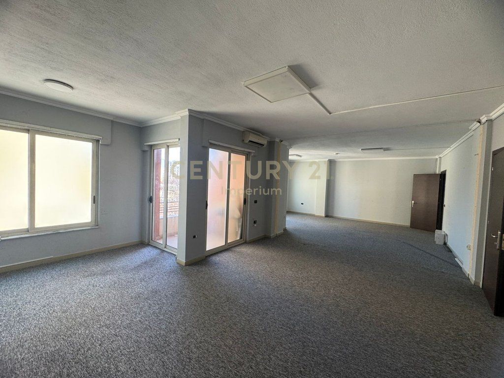 Ambient Open Space 585 m² për Qira – Globe